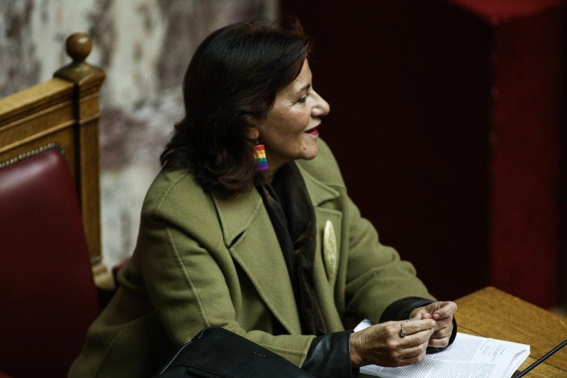 Σκουλαρίκια, κασκόλ, καρφίτσες, κονκάρδες: Οι βουλευτές και οι υπουργοί που φόρεσαν χθες τη σημαία των ομοφυλοφίλων [εικόνες] | iefimerida.gr 3