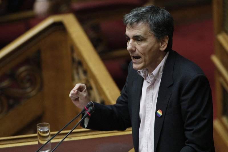 Σκουλαρίκια, κασκόλ, καρφίτσες, κονκάρδες: Οι βουλευτές και οι υπουργοί που φόρεσαν χθες τη σημαία των ομοφυλοφίλων [εικόνες] | iefimerida.gr 1