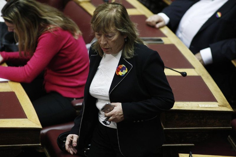 Σκουλαρίκια, κασκόλ, καρφίτσες, κονκάρδες: Οι βουλευτές και οι υπουργοί που φόρεσαν χθες τη σημαία των ομοφυλοφίλων [εικόνες] | iefimerida.gr 4