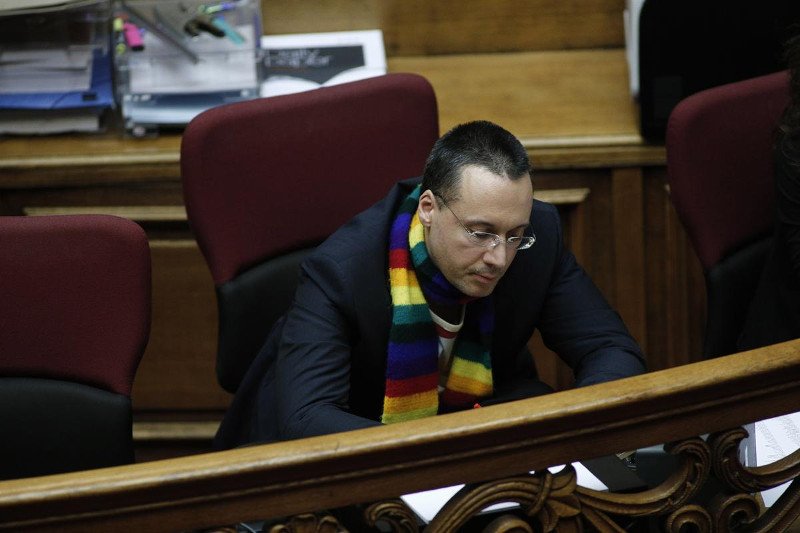 Σκουλαρίκια, κασκόλ, καρφίτσες, κονκάρδες: Οι βουλευτές και οι υπουργοί που φόρεσαν χθες τη σημαία των ομοφυλοφίλων [εικόνες] | iefimerida.gr 5