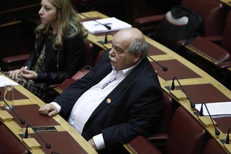 Σκουλαρίκια, κασκόλ, καρφίτσες, κονκάρδες: Οι βουλευτές και οι υπουργοί που φόρεσαν χθες τη σημαία των ομοφυλοφίλων [εικόνες] | iefimerida.gr 0