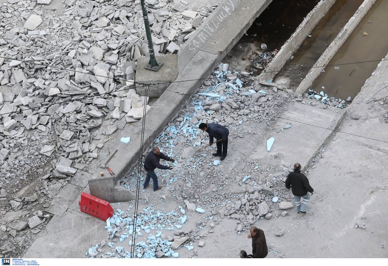 Εργάτες σπάνε και μαζεύουν μπάζα από την πλατεία Ομονοίας