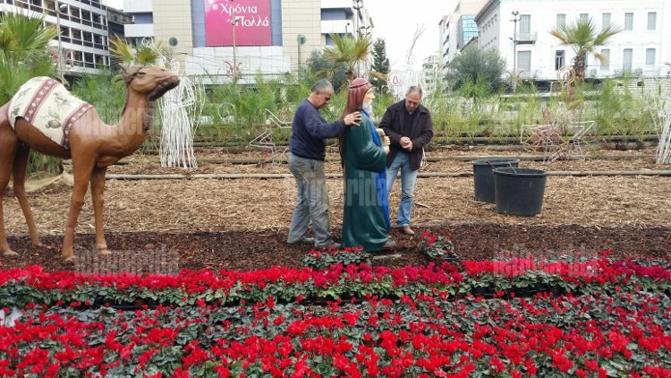 Ετσι προσπαθούν να κρύψουν την ασχήμια της φάτνης στην Ομόνοια -Τι φυτεύουν από το πρωί συνεργεία του δήμου [εικόνες]  | iefimerida.gr 3