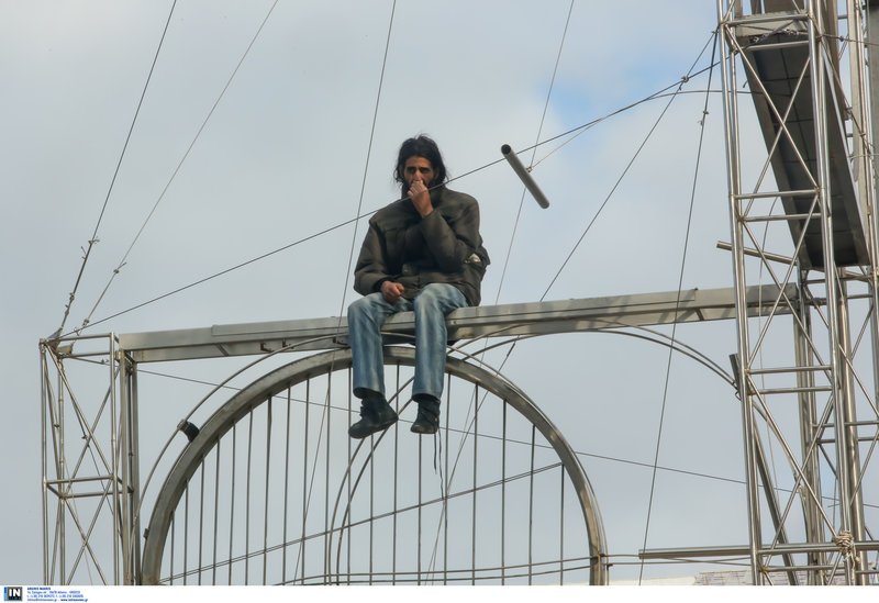 Συναγερμός στην Ομόνοια: Ανδρας ανέβηκε στο γλυπτό της πλατείας [εικόνες] | iefimerida.gr 0