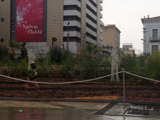 Μυστήριο: Εξαφανίστηκε ο μαύρος μάγος από τη φάτνη της Ομόνοιας [εικόνες] | iefimerida.gr 2