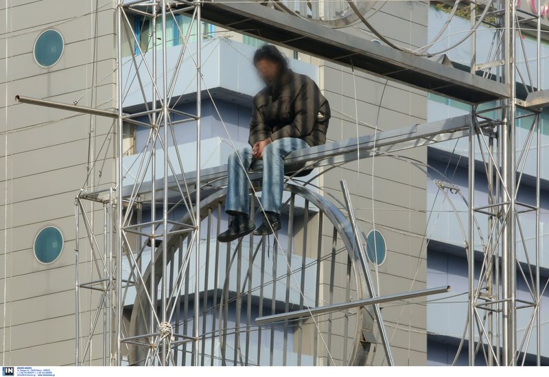 Συναγερμός στην Ομόνοια: Ανδρας ανέβηκε στο γλυπτό της πλατείας [εικόνες] | iefimerida.gr 1