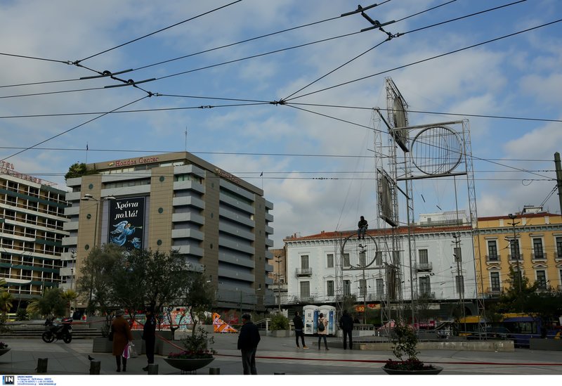 Συναγερμός στην Ομόνοια: Ανδρας ανέβηκε στο γλυπτό της πλατείας [εικόνες] | iefimerida.gr 2