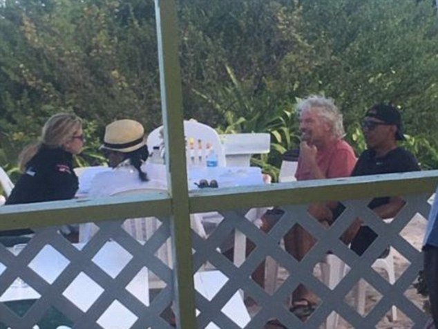 Στιγμές χαλάρωσης στην Καραϊβική -Οι διακοπές του Μπαράκ Ομπάμα και της Μισέλ στο ιδιωτικό νησί δισεκατομμυριούχου [εικόνες] | iefimerida.gr 3