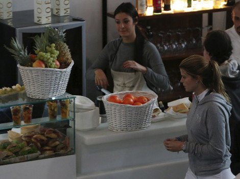 Τα τρυφερά φιλιά του Αλβάρο στην Αθηνά Ωνάση και η αντίδραση της χρυσής κληρονόμου [εικόνες] | iefimerida.gr 4