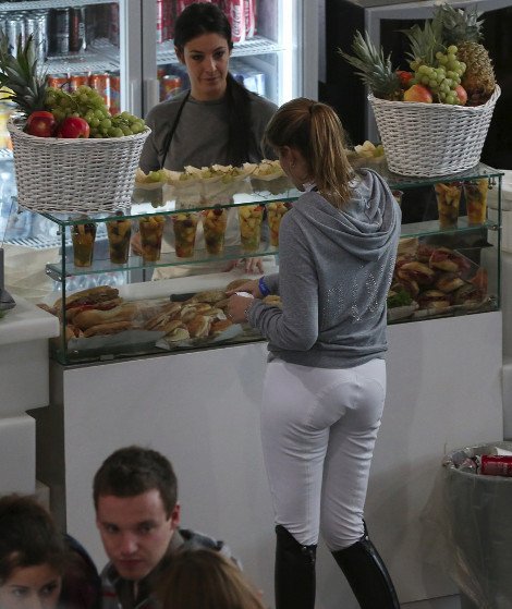 Τα τρυφερά φιλιά του Αλβάρο στην Αθηνά Ωνάση και η αντίδραση της χρυσής κληρονόμου [εικόνες] | iefimerida.gr 5