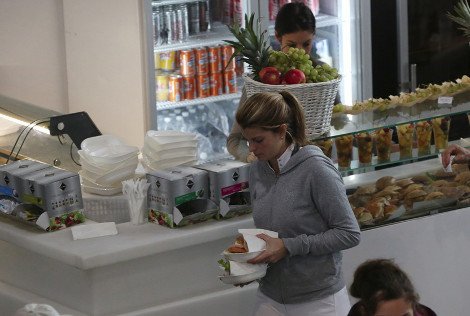 Τα τρυφερά φιλιά του Αλβάρο στην Αθηνά Ωνάση και η αντίδραση της χρυσής κληρονόμου [εικόνες] | iefimerida.gr 7