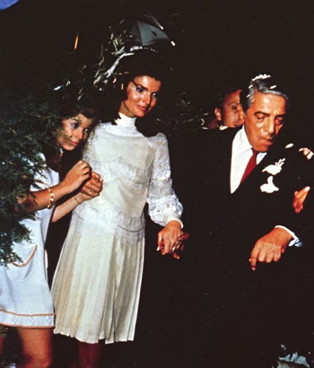 Ωνάσης-Τζάκι, η ταινία -Τα γυρίσματα για το θρυλικό γάμο στο Σκορπιό -Η Κέιτι Χολμς σπάει πιάτα και χορεύει [εικόνες & βίντεο] | iefimerida.gr 5