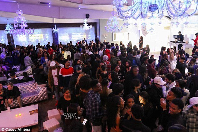 Στο χλιδάτο πάρτι 16χρονου -Του πήγαν δώρο μια Λαμποργκίνι και ένα τζιπ! [εικόνες] | iefimerida.gr 5