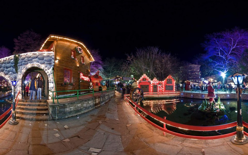 Χριστουγεννιάτικα χωριά ξεφυτρώνουν σε κάθε γωνιά της Ελλάδας [εικόνες] | iefimerida.gr 1