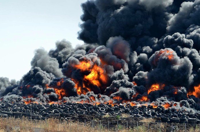 Υπό έλεγχο η πυρκαγιά σε εργοστάσιο στη Λάρισα - Μετά από 6 ώρες [εικόνες&βίντεο] | iefimerida.gr 1