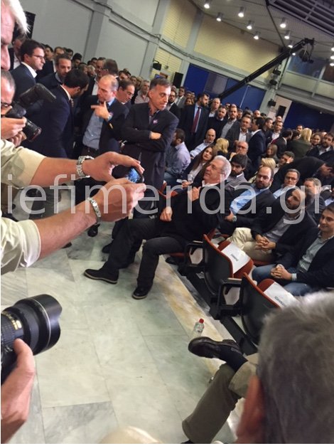 Ψυχρή συνάντηση Αβραμόπουλου-Καραμανλή στα γενέθλια της ΟΝΝΕΔ: Δεν χαιρετήθηκαν, κάθισαν μακριά [εικόνες] | iefimerida.gr 0