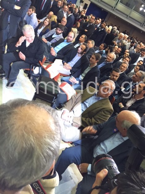 Ψυχρή συνάντηση Αβραμόπουλου-Καραμανλή στα γενέθλια της ΟΝΝΕΔ: Δεν χαιρετήθηκαν, κάθισαν μακριά [εικόνες] | iefimerida.gr 1