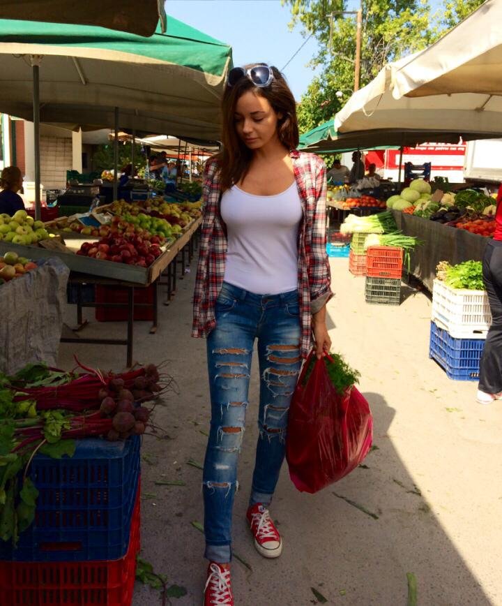 Η σέξι ΟΝΝΕΔίτισσα επέστρεψε ξανά: Ανέβασε φωτό με άδεια ΑΤΜ και έστειλε το δικό της προεκλογικό μήνυμα [εικόνα] | iefimerida.gr 2