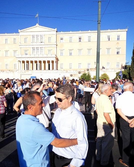 Ποιοι πολιτικοί πήγαν στη συγκέντρωση «Παραιτηθείτε» στο Σύνταγμα [εικόνες] | iefimerida.gr 0