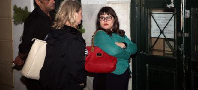 Η αγωνία της Ουρανίας Μιχαλολιάκου για την τύχη του πατέρα της -Η κόρη του αρχηγού της Χ.Α. και η σύζυγος ανέμεναν βουβές την απόφαση [εικόνες] | iefimerida.gr 2