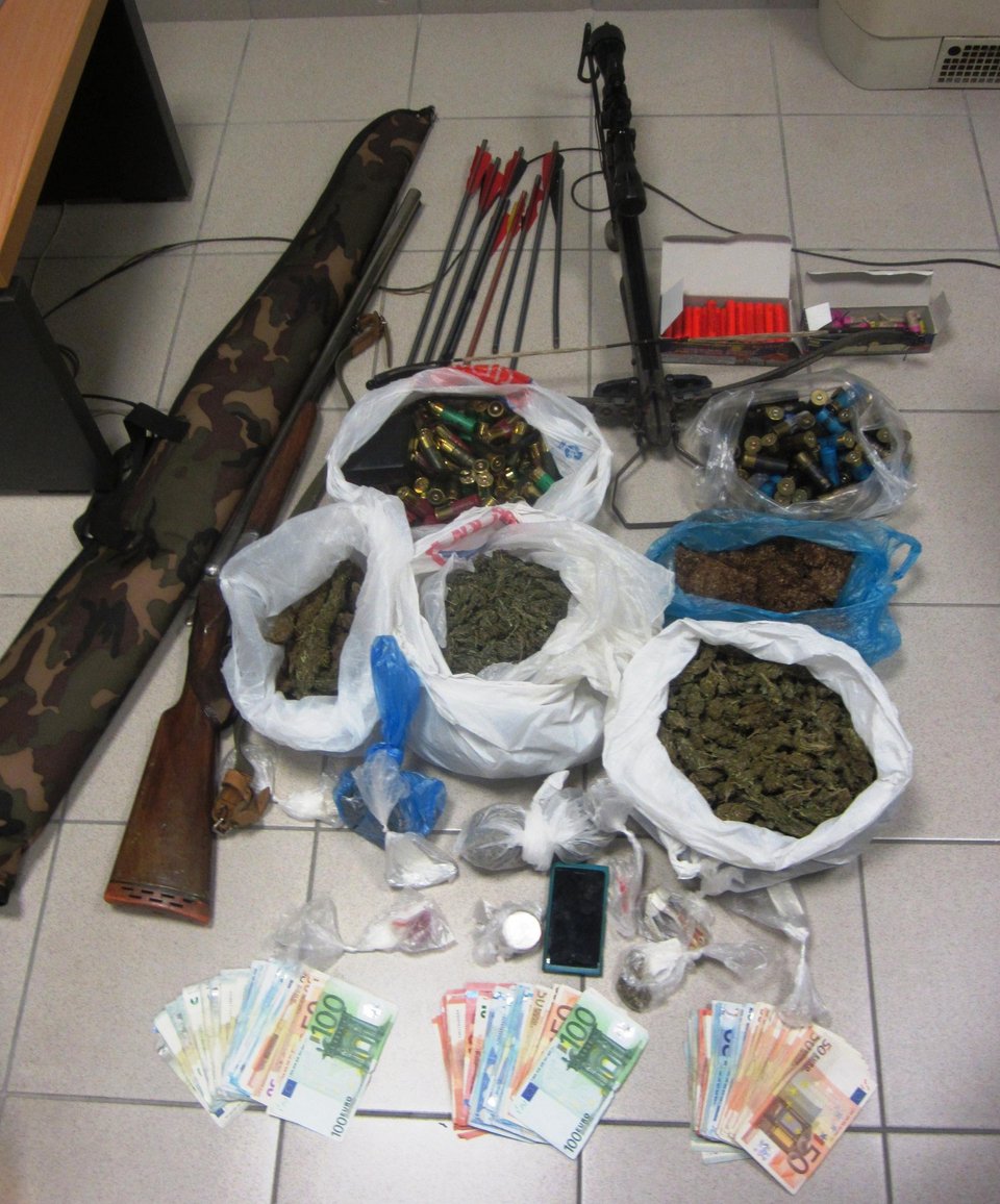 Σε οπλοστάσιο είχε μετατρέψει το σπίτι του ένας 53χρονος από τη Λάρισα [εικόνες]  | iefimerida.gr 0