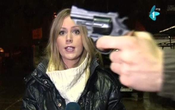 Τρόμος στον «αέρα»: Αγνωστος βγάζει όπλο κατά τη διάρκεια ζωντανής σύνδεσης [εικόνα & βίντεο] | iefimerida.gr 1