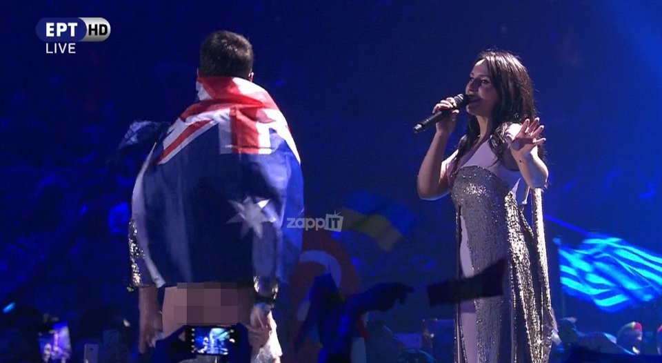 Eurovision 2017: Απίστευτο, άνδρας ανέβηκε στη σκηνή και έδειξε τα οπίσθιά του στην κάμερα [εικόνες] | iefimerida.gr 2