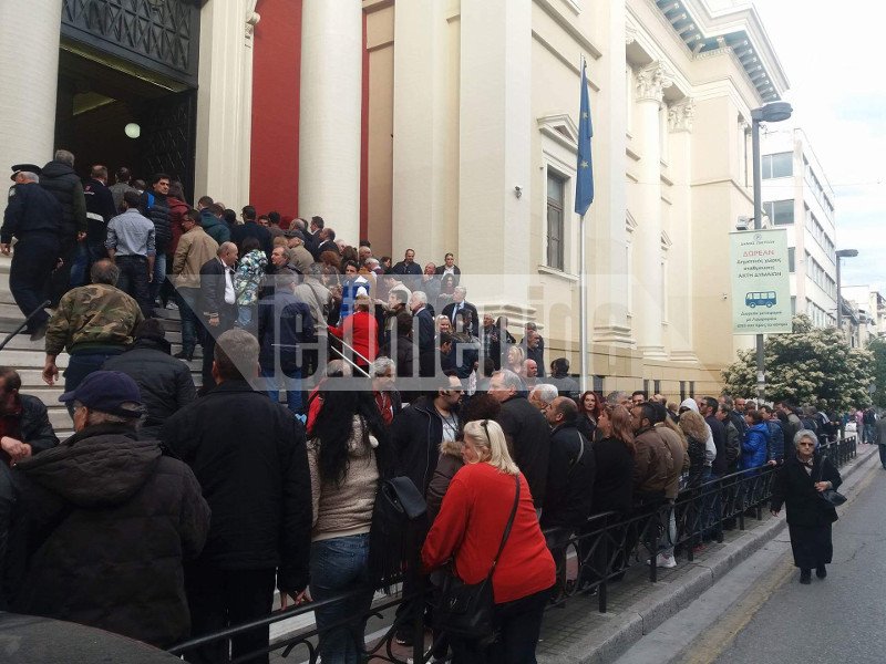 Οπαδοί του Σώρρα «πολιορκούν» τα δικαστήρια της Πάτρας -Αναβολή στην εκδίκαση της αίτησης αναστολής [εικόνες & βίντεο] | iefimerida.gr 0