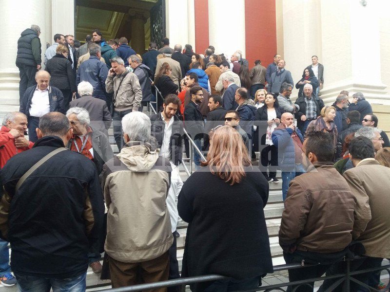 Οπαδοί του Σώρρα «πολιορκούν» τα δικαστήρια της Πάτρας -Αναβολή στην εκδίκαση της αίτησης αναστολής [εικόνες & βίντεο] | iefimerida.gr 2