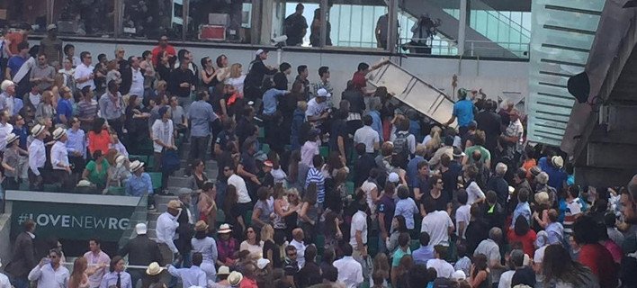 Ατύχημα στο Ρολάν Γκαρός: Μεταλλική πινακίδα έπεσε στα κεφάλια θεατών [εικόνες & βίντεο] | iefimerida.gr 3