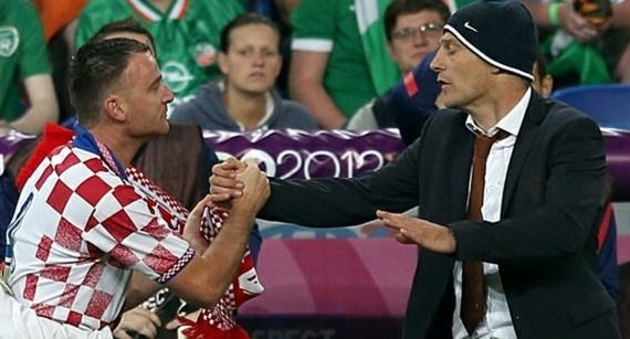 Οπαδός φίλησε στο στόμα τον προπονητή της Κροατίας [εικόνα] | iefimerida.gr 1