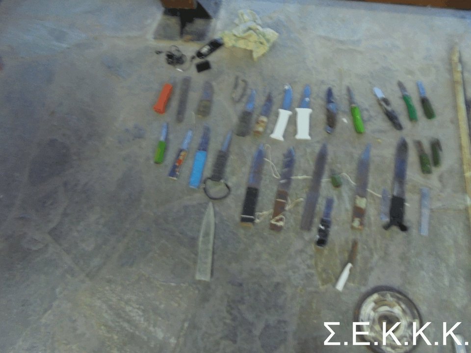 Απίστευτες εικόνες από το οπλοστάσιο κρατουμένων στον Κορυδαλλό: Μαχαίρια, λοστοί, αυτοσχέδια όπλα | iefimerida.gr 1
