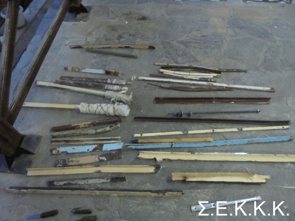 Απίστευτες εικόνες από το οπλοστάσιο κρατουμένων στον Κορυδαλλό: Μαχαίρια, λοστοί, αυτοσχέδια όπλα | iefimerida.gr 2