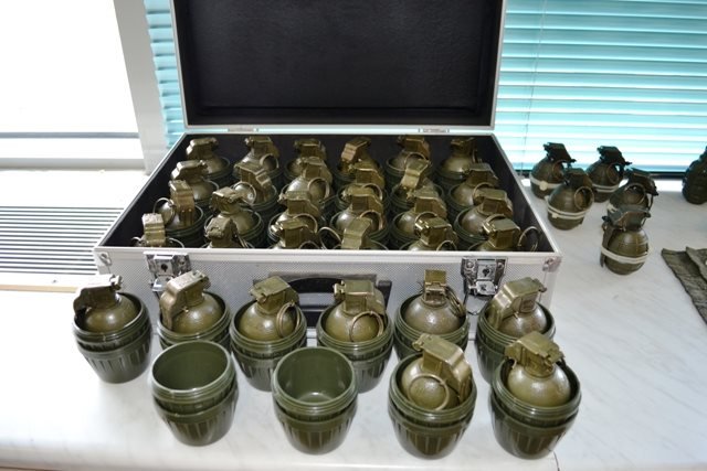 Ηράκλειο: 37χρονος είχε ολόκληρο οπλοστάσιο -6.687 φυσίγγια, 41 χειροβομβίδες, περίστροφα, εκρηκτικά [εικόνες] | iefimerida.gr 3