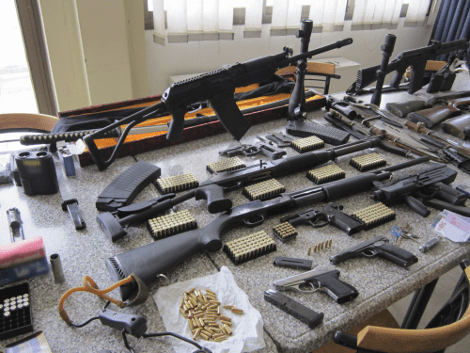 Ολόκληρο οπλοστάσιο ανακάλυψε η ΕΛ.ΑΣ. – Συνελήφθησαν πατέρας και γιος [εικόνες&βίντεο] | iefimerida.gr 0