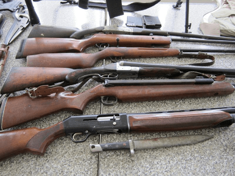 Ολόκληρο οπλοστάσιο ανακάλυψε η ΕΛ.ΑΣ. – Συνελήφθησαν πατέρας και γιος [εικόνες&βίντεο] | iefimerida.gr 1