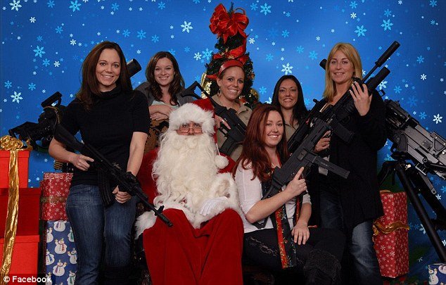 Παιδιά ποζάρουν δίπλα στον Άη Βασίλη κρατώντας...ημιαυτόματα! [εικόνες] | iefimerida.gr 2