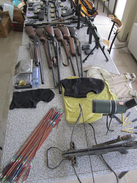 Ολόκληρο οπλοστάσιο ανακάλυψε η ΕΛ.ΑΣ. – Συνελήφθησαν πατέρας και γιος [εικόνες&βίντεο] | iefimerida.gr 2