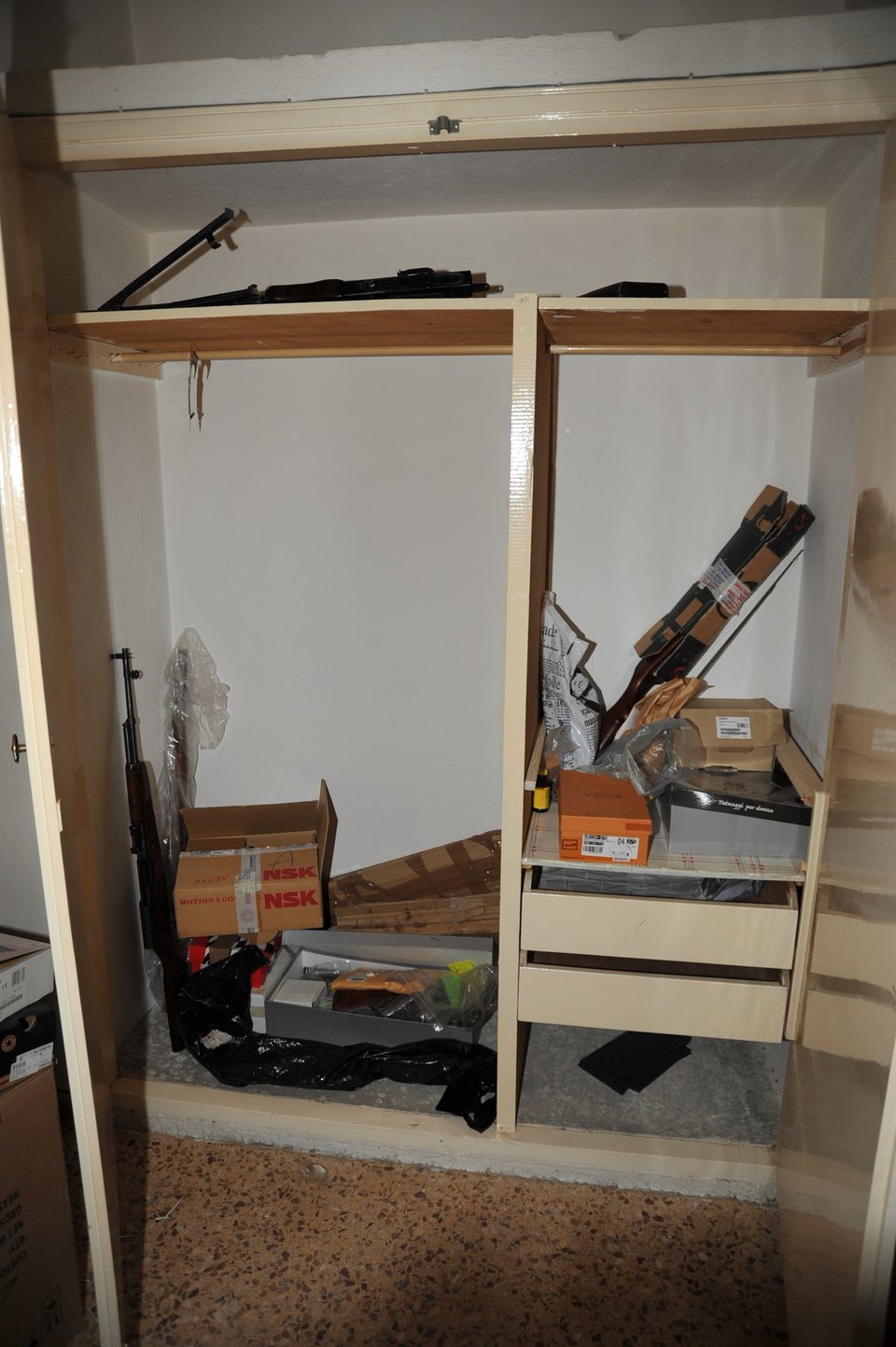 Τι έκρυβε το οπλοστάσιο στα διαμερίσματα, σε Λούτσα και Πικέρμι [εικόνες] | iefimerida.gr 2