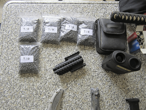 Ολόκληρο οπλοστάσιο ανακάλυψε η ΕΛ.ΑΣ. – Συνελήφθησαν πατέρας και γιος [εικόνες&βίντεο] | iefimerida.gr 3