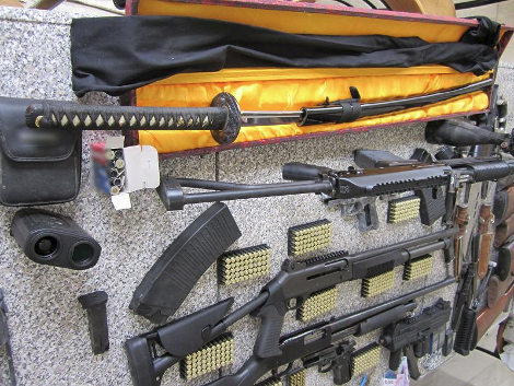 Ολόκληρο οπλοστάσιο ανακάλυψε η ΕΛ.ΑΣ. – Συνελήφθησαν πατέρας και γιος [εικόνες&βίντεο] | iefimerida.gr 4