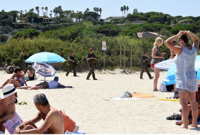 Κομάντο με αυτόματα όπλα και στρατιώτες με μαγιό στις παραλίες της Γαλλίας ψάχνουν για τζιχαντιστές [εικόνες] | iefimerida.gr 2
