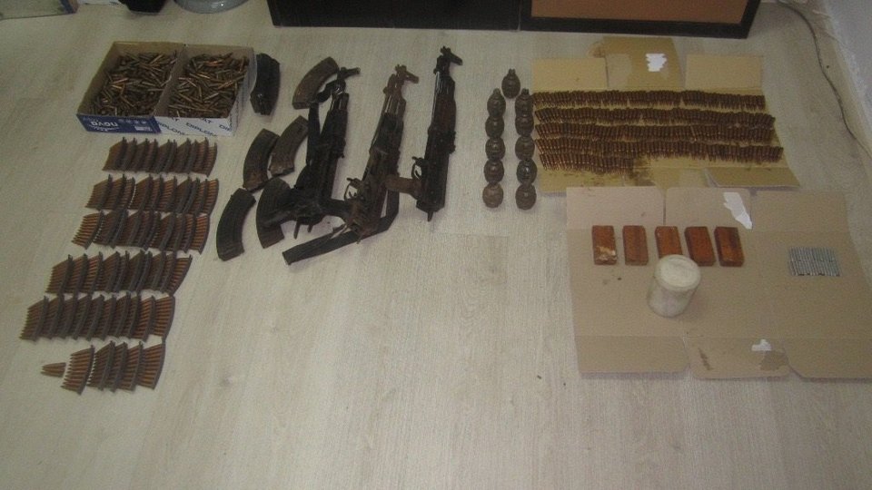 Εφερναν βαρύ οπλισμό από την Αλβανία -Χειροβομβίδες, εκρηκτικές ύλες και πυρομαχικά [εικόνες] | iefimerida.gr 2