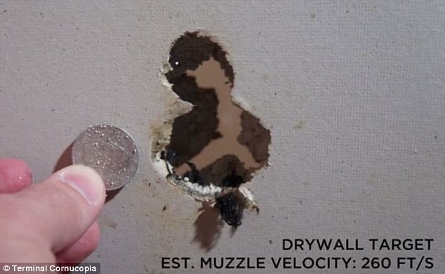 Αμερικανός «ξεγελάει» τα μέτρα ασφαλείας σε αεροδρόμιο-Εφτιαξε αυτοσχέδιο όπλο με προϊόντα από το Duty Free [εικόνες+βίντεο] | iefimerida.gr 4