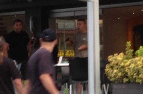 Φωτογραφία και βίντεο ντοκουμέντο: Η στιγμή που αστυνομικός εκτός υπηρεσίας σημαδεύει με όπλο διαδηλωτές στη Δάφνη [εικόνα & βίντεο] | iefimerida.gr 0