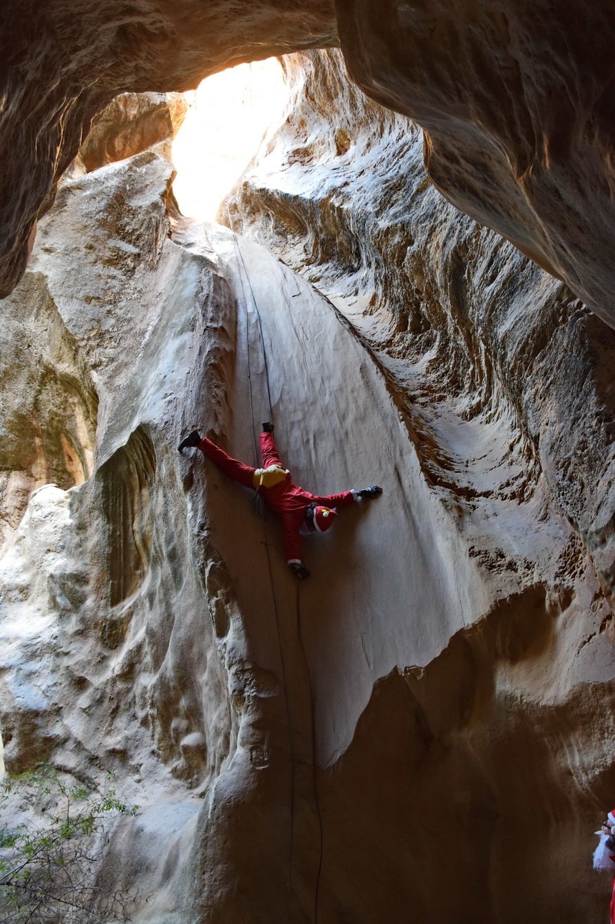 Εντυπωσιακό: Φαράγγι στην Κρήτη γέμισε με... Αγιοβασίληδες [εικόνες] | iefimerida.gr 0