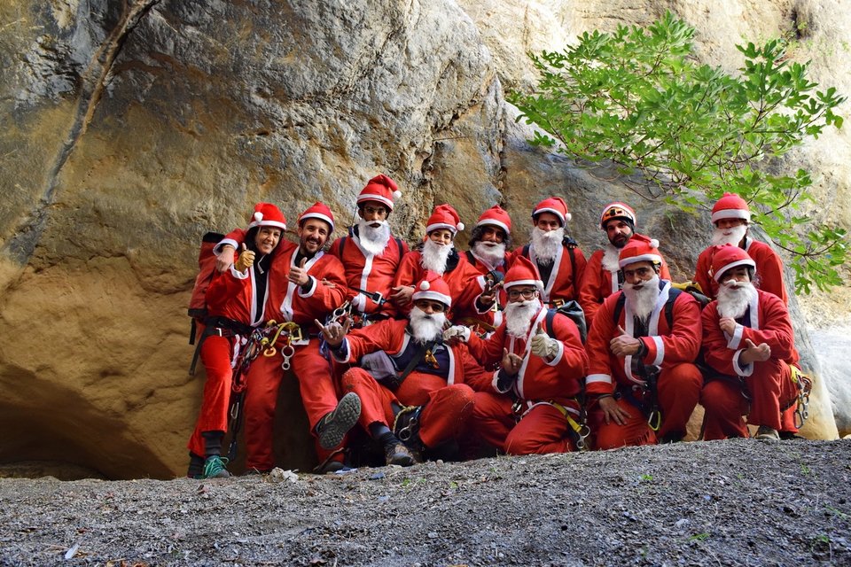 Εντυπωσιακό: Φαράγγι στην Κρήτη γέμισε με... Αγιοβασίληδες [εικόνες] | iefimerida.gr 1