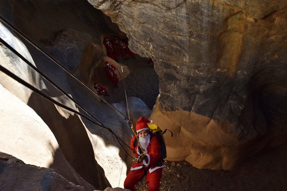 Εντυπωσιακό: Φαράγγι στην Κρήτη γέμισε με... Αγιοβασίληδες [εικόνες] | iefimerida.gr 2