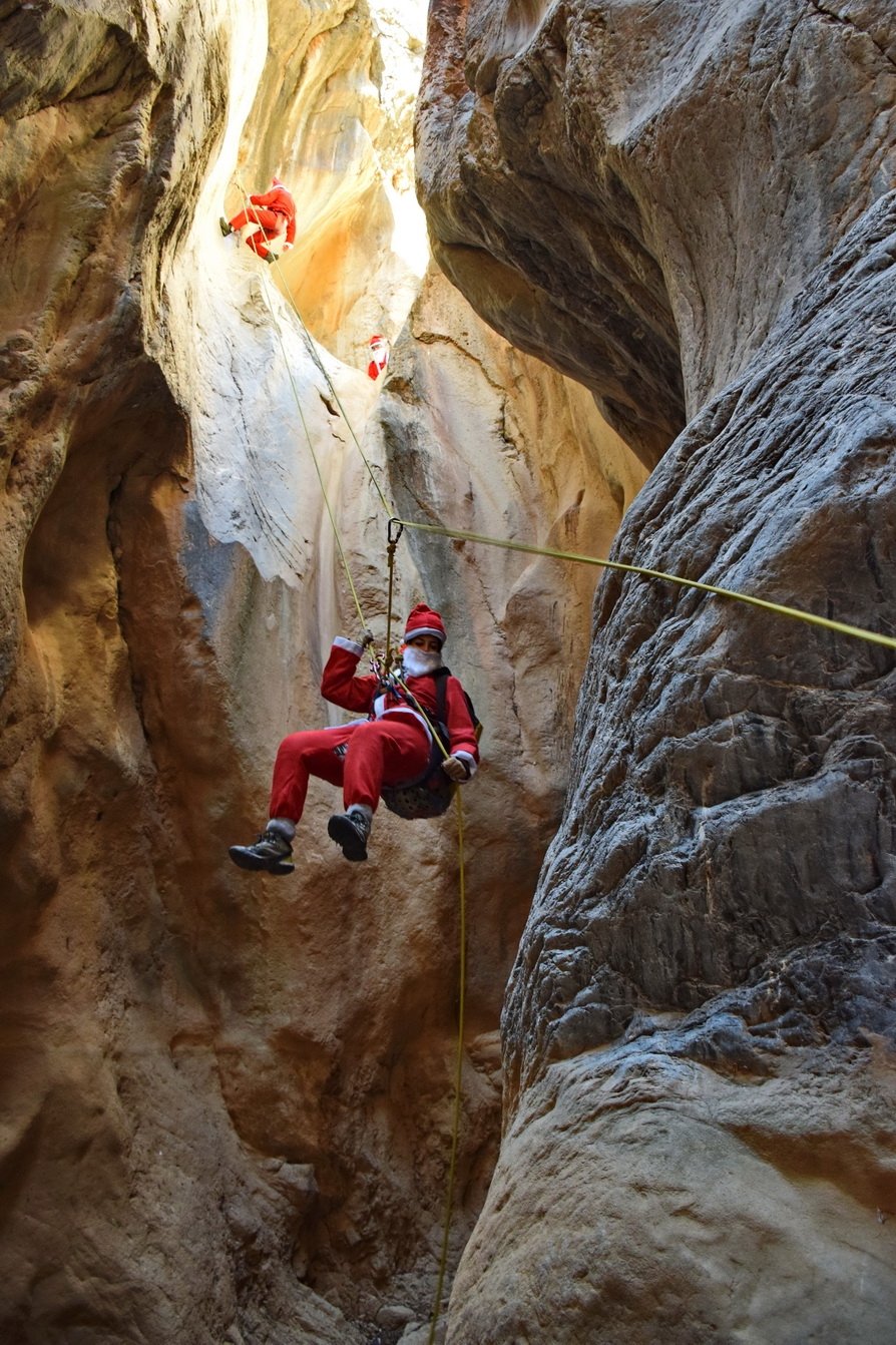 Εντυπωσιακό: Φαράγγι στην Κρήτη γέμισε με... Αγιοβασίληδες [εικόνες] | iefimerida.gr 3