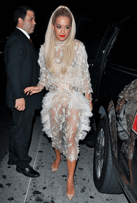 Η Ρίτα Ορα με εντελώς διάφανο φουστάνι αλά Ριάνα [εικόνες] | iefimerida.gr 1